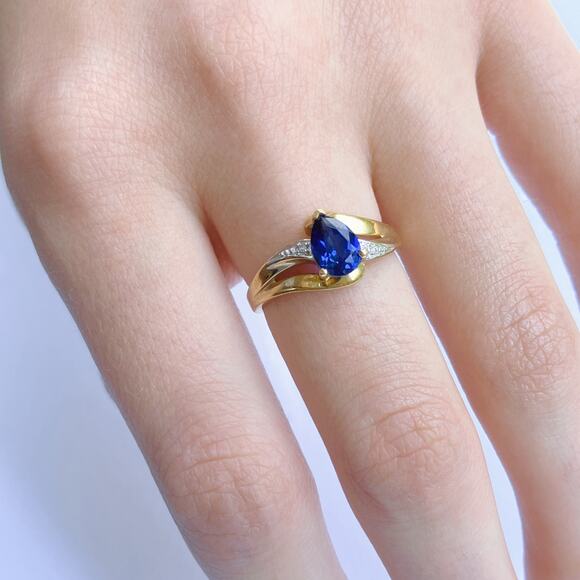 Solid 10k Yellow Gold Pear Cut Sapphire Ring Size 6.75 - Picture 14 of 15